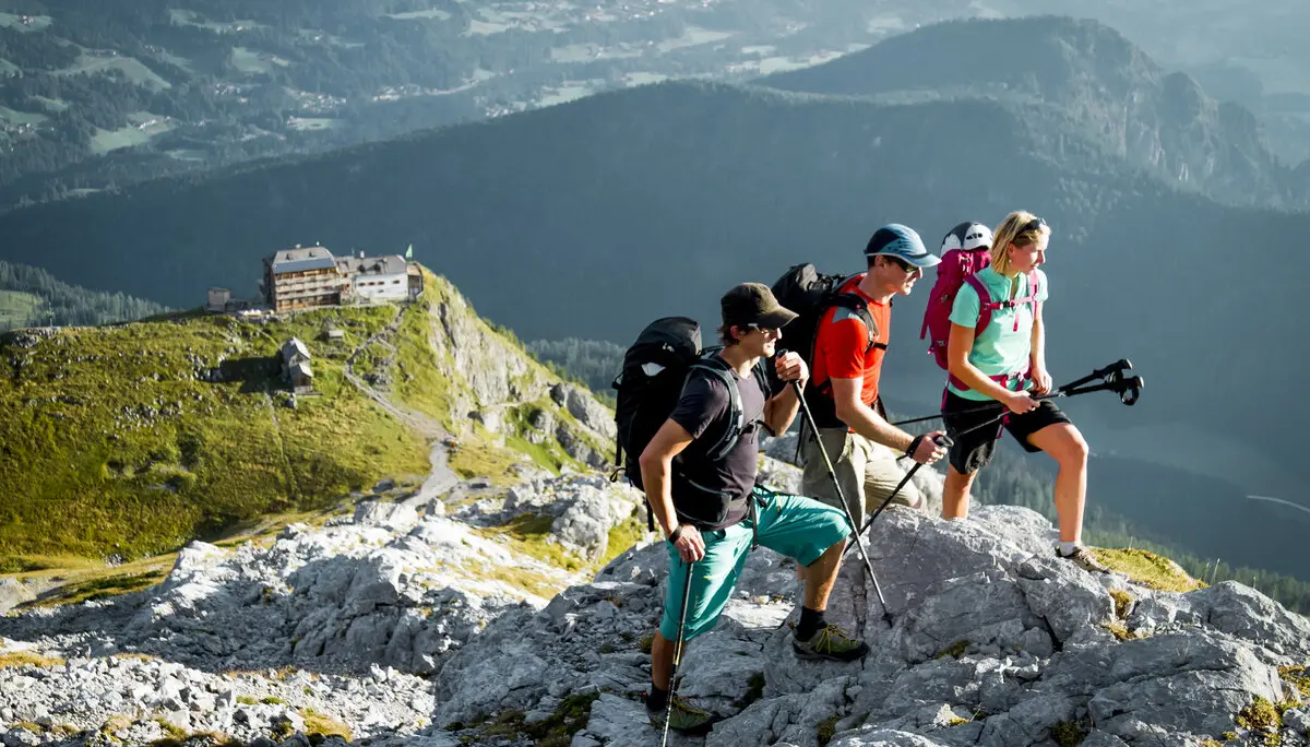 Familienwandern: Eltern mit einem Kind in den Bergen | © DAV/Hans Herbig